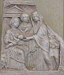 066. femme romaine allaitant son enfant (bas-relief).JPG